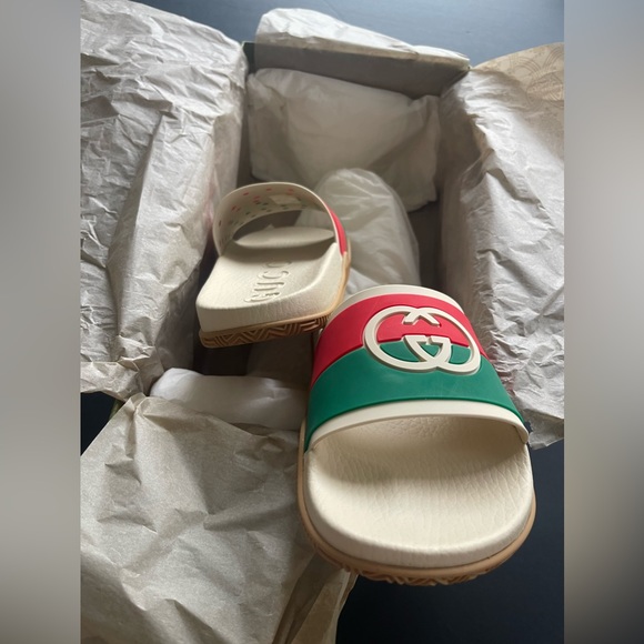 New Gucci GG Interlocking Logo Rubber Sandals - Picture 9 of 16